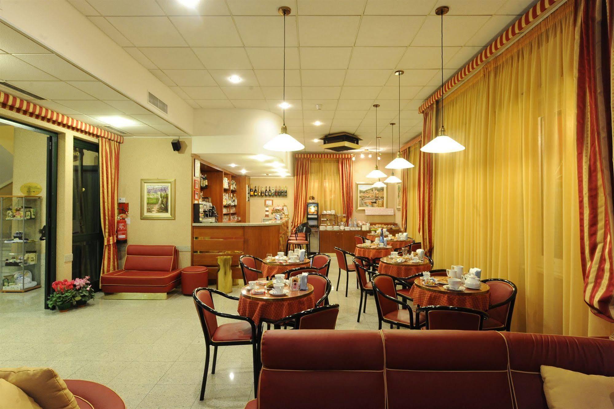 Hotel Tirreno Janov Exteriér fotografie